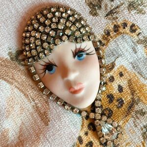 Elegant Rhinestone Face Brooch